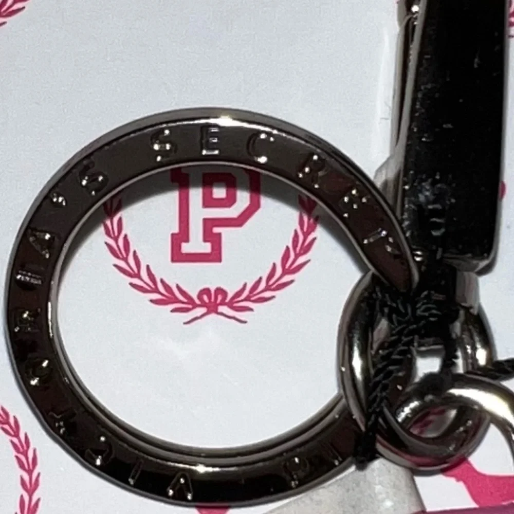 💖NWT VS PINK HEART VINTAGE KEYCHAIN💖